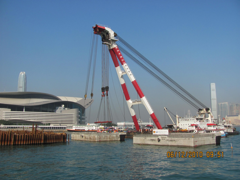 500公噸重的水上起重機在最後位置裝置海堤組件